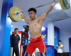 举重夜战：江南灰熊队强势反弹关中貔貅队，主帅临场妙招宿敌对话再升级